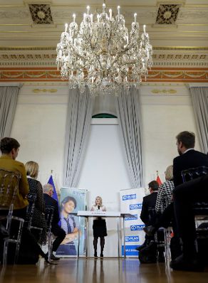 Am 4. November 2021 eröffnete Bundesministerin Susanne Raab (m.) die Verleihung des „Plan Medienpreis für Kinderrechte“ im Bundeskanzleramt.