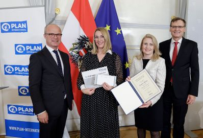 Am 4. November 2021 eröffnete Bundesministerin Susanne Raab (m.r.) die Verleihung des „Plan Medienpreis für Kinderrechte“ im Bundeskanzleramt.