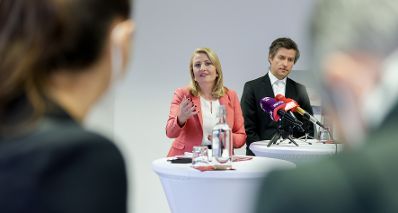 Am 9. November 2021 lud Bundesministerin Susanne Raab (l.) gemeinsam mit dem ÖIF-Direktor Franz Wolf (r.) zu einer Pressekonferenz zum Thema „Ausbau der Werte- und Orientierungskurse“ im Integrationszentrum Wien ein.