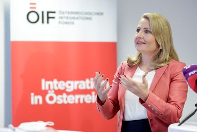 Am 9. November 2021 lud Bundesministerin Susanne Raab (im Bild) gemeinsam mit dem ÖIF-Direktor Franz Wolf zu einer Pressekonferenz zum Thema „Ausbau der Werte- und Orientierungskurse“ im Integrationszentrum Wien ein.