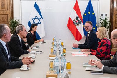 Am 10. November 2021 empfing Bundesministerin Susanne Raab (2.v.r.) den israelischen Minister für Diaspora-Angelegenheiten Nachman Shai (2.v.l.) zu einem Gespräch.