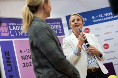 Am 11. November 2021 nahm Bundesministerin Susanne Raab (r.) im Rahmen des „Upper Austria Ladies“ am Sporttalk Ladies in Business & Sport teil. Im Bild mit Turnierdirektorin Sandra Reichel (l.).