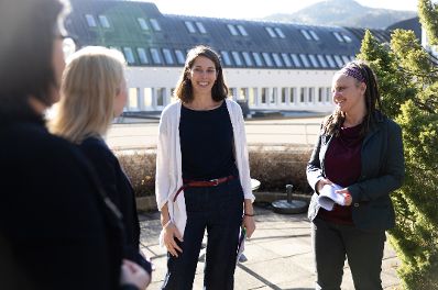 Am 12. November 2021 besuchte Bundesministerin Susanne Raab (2.v.l.) im Rahmen ihres Bundesländertags in Tirol die Beratungseinrichtung "Frauen aus allen Ländern". Im Bild mit der Nationalratsabgeordneten Elisabeth Pfurtscheller (l.).