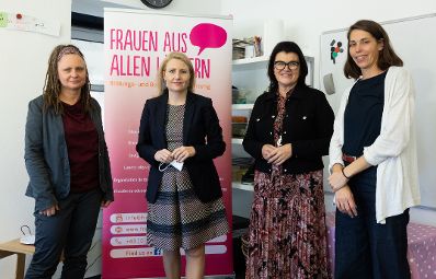 Am 12. November 2021 besuchte Bundesministerin Susanne Raab (m.l.) im Rahmen ihres Bundesländertags in Tirol die Beratungseinrichtung "Frauen aus allen Ländern". Im Bild mit der Nationalratsabgeordneten Elisabeth Pfurtscheller (m.r.).