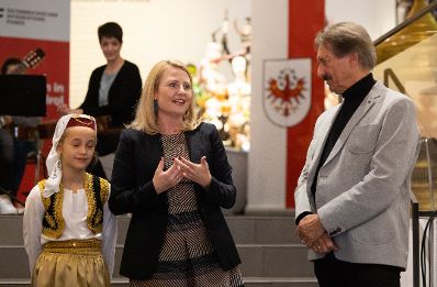 Am 12. November 2021 nahm Bundesministerin Susanne Raab (m.) im Zuge der "Österreich-Tour" an der Gesprächsreihe "Integration vor Ort" teil. Im Bild mit Bürgermeister Hans Lintner (r.).