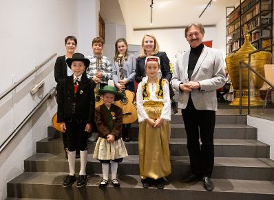 Am 12. November 2021 nahm Bundesministerin Susanne Raab (2.v.r.) im Zuge der "Österreich-Tour" an der Gesprächsreihe "Integration vor Ort" teil. Im Bild mit Bürgermeister Hans Lintner (r.).