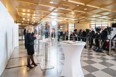 Am 23. November 2021 nahm Bundesministerin Susanne Raab (l.) am 2. Gewaltschutzgipfel teil. Im Bild mit Bundesminister Karl Nehammer (r.) und Gewaltschutzzentren-Vorsitzende Marina Sorgo (m.).