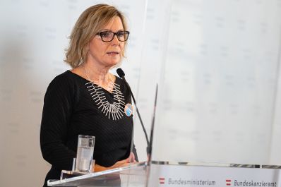 Am 23. November 2021 nahm Bundesministerin Susanne Raab am 2. Gewaltschutzgipfel teil. Im Bild Gewaltschutzzentren-Vorsitzende Marina Sorgo.