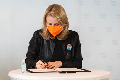 Am 23. November 2021 nahm Bundesministerin Susanne Raab (im Bild) am 2. Gewaltschutzgipfel teil.