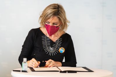 Am 23. November 2021 nahm Bundesministerin Susanne Raab am 2. Gewaltschutzgipfel teil. Im Bild Gewaltschutzzentren-Vorsitzende Marina Sorgo.