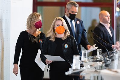 Am 23. November 2021 nahm Bundesministerin Susanne Raab (m.) am 2. Gewaltschutzgipfel teil. Im Bild mit Bundesminister Karl Nehammer (r.) und Gewaltschutzzentren-Vorsitzende Marina Sorgo (l.).