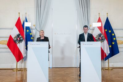 Am 24. November 2021 fand das Pressefoyer nach dem Ministerrat mit Bundesministerin Susanne Raab (l.) und Bundesminister Wolfgang Mückstein (r.) statt.