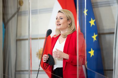 Am 12. Jänner 2022 nahmen Bundesministerin Susanne Raab (im Bild) und Klubobfrau Sigrid Maurer am Doorstep vor dem Ministerrat teil.