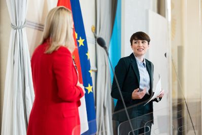 Am 12. Jänner 2022 nahmen Bundesministerin Susanne Raab (l.) und Klubobfrau Sigrid Maurer (r.) am Doorstep vor dem Ministerrat teil.
