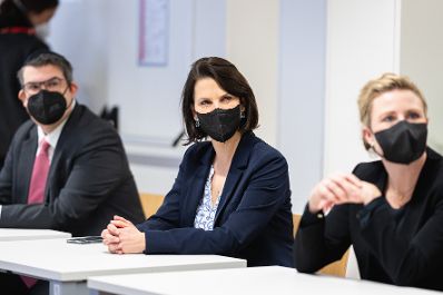 Am 24. Jänner 2022 besuchten Bundesministerin Karoline Edtstadler (l.) und Bundesministerin Susanne Raab (r.) einen Workshop des ÖIF.