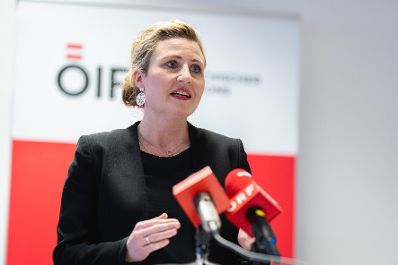 Am 24. Jänner 2022 besuchten Bundesministerin Karoline Edtstadler und Bundesministerin Susanne Raab (im Bild) einen Workshop des ÖIF.