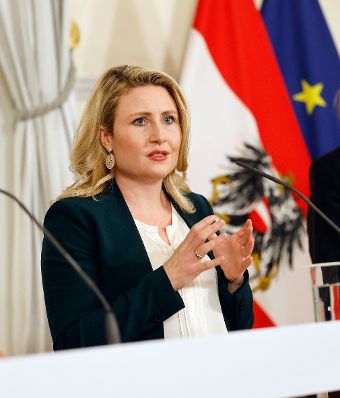 Am 9. März 2022 fand eine Pressekonferenz zum Thema "Rasche Unterstützung und Beratung von Kriegsvertriebenen aus der Ukraine" statt. Im Bild Bundesministerin Susanne Raab.