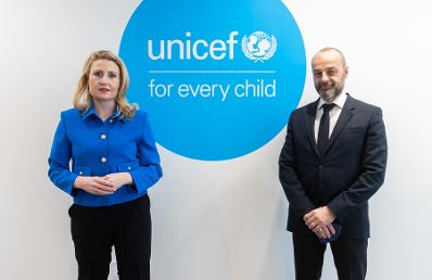 Am 15. März 2022 reiste Bundesministerin Susanne Raab (l.) zur Weltfrauenkonferenz nach New York. Im Bild mit dem UNICEF-Direktor für Katastropheneinsätze, Manuel Fontaine (r.)