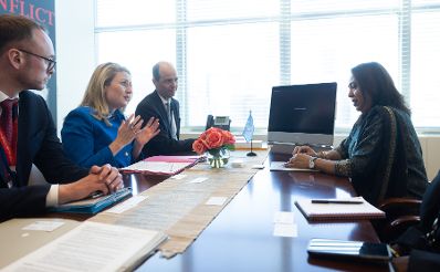 Am 15. März 2022 reiste Bundesministerin Susanne Raab (l.) zur Weltfrauenkonferenz nach New York. Im Bild mit der UN-Sondergesandte für sexuelle Gewalt in Konflikten, Pramila Patten (r.).