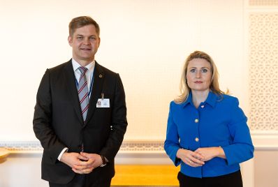 Am 15. März 2022 reiste Bundesministerin Susanne Raab (r.) zur Weltfrauenkonferenz nach New York. Im Bild mit dem Sozialminister von Lettland, Gatis Eglitis (l.)