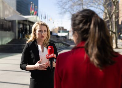 Am 15. März 2022 reiste Bundesministerin Susanne Raab (l.) zur Weltfrauenkonferenz nach New York. Im Bild bei einem Interview.