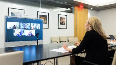 Am 15. März 2022 reiste Bundesministerin Susanne Raab (r.) zur Weltfrauenkonferenz nach New York. Im Bild bei der virtuellen Ministeriellen Runden Tisch zum Thema „Women’s voice and agency“.