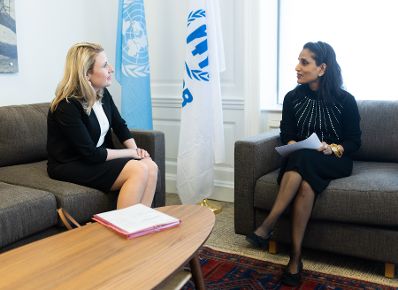 Am 15. März 2022 reiste Bundesministerin Susanne Raab (l.) zur Weltfrauenkonferenz nach New York. Im Bild mit der UNHCR, Ruvendrini Menikdiwela (r.).
