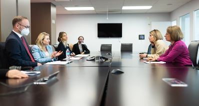 Am 16. März 2022 reiste Bundesministerin Susanne Raab (2.v.l.) zur Weltfrauenkonferenz nach New York. Im Bild mit der Chief Executive Officer Catalyst Inc., Lorraine Hariton (2.v.r.).
