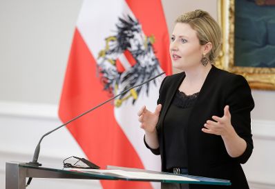 Am 6. April 2022 nahm Bundesministerin Susanne Raab (im Bild) an der Preisverleihung des Österreichischen Zeitschriftenverbandes teil.