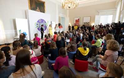 Am 28. April 2022 fand der Girlsday im Bundeskanzleramt statt. Im Bild Bundesministerin Susanne Raab, Staatssekretärin Claudia Plakolm und Bundesministerin Alma Zadic.
