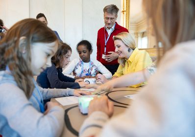 Am 28. April 2022 fand der Girlsday im Bundeskanzleramt statt. Im Bild Bundesministerin Susanne Raab (r.).