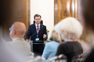 Am 4. Mai 2022 fand das 3. Familienpolitische Gespräch zum Thema „Leistungen für Familien - wie Familien in Österreich unterstützt werden“ im Bundeskanzleramt statt.