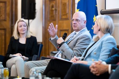 Am 4. Mai 2022 fand das 3. Familienpolitische Gespräch zum Thema „Leistungen für Familien - wie Familien in Österreich unterstützt werden“ im Bundeskanzleramt statt.