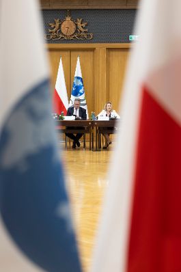 Am 5. Mai 2022 reiste Bundesministerin Susanne Raab (r.) zu einem Arbeitsbesuch nach Warschau. Im Bild bei dem Treffen der OECD Arbeitsgruppe für Migration zur ukrainischen Flüchtlingskrise.
