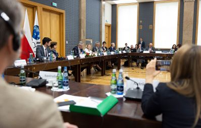 Am 5. Mai 2022 reiste Bundesministerin Susanne Raab (m.) zu einem Arbeitsbesuch nach Warschau. Im Bild bei dem Treffen der OECD Arbeitsgruppe für Migration zur ukrainischen Flüchtlingskrise.
