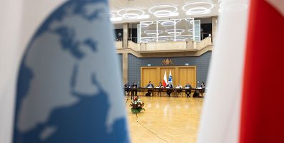Am 5. Mai 2022 reiste Bundesministerin Susanne Raab (m.) zu einem Arbeitsbesuch nach Warschau. Im Bild bei dem Treffen der OECD Arbeitsgruppe für Migration zur ukrainischen Flüchtlingskrise.
