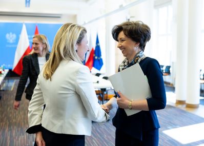 Am 5. Mai 2022 reiste Bundesministerin Susanne Raab (r.) zu einem Arbeitsbesuch nach Warschau. Im Bild mit der polnischen Familienministerin, Marlena MALĄG (l.)