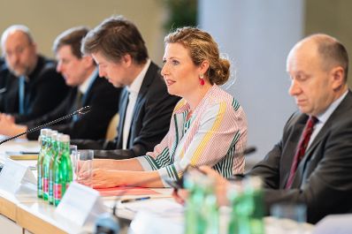 Am 12. Mai 2022 nahm Bundesministerin Susanne Raab (m.) an der Sitzung des Integrationsbeirat teil. Im Bild mit dem ukrainischen Botschafter Vasyl Khymynets (r.) und dem ÖIF-Direktor Franz Wolf (m.l.).