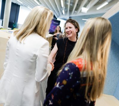 Am 23. Mai 2022 besuchte Bundesministerin Susanne Raab (l.) im Rahmen ihres Bundesländertags in Graz das UNICORN Startup & Innovation Hub.