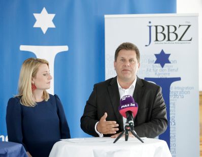 Am 24. Mai 2022 besuchte Bundesministerin Susanne Raab (l.) das Jüdische Berufliche Bildungszentrum in Wien. Im Bild mit dem Koordinator Michael Takacs (r.).