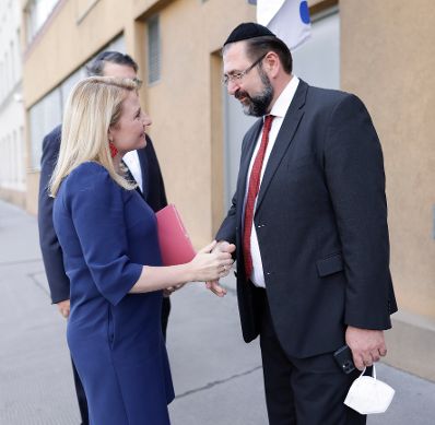 Am 24. Mai 2022 besuchte Bundesministerin Susanne Raab (l.) das Jüdische Berufliche Bildungszentrum in Wien.