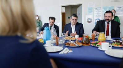 Am 24. Mai 2022 besuchte Bundesministerin Susanne Raab (l.) das Jüdische Berufliche Bildungszentrum in Wien. Im Bild mit dem Präsident der IKG Oskar Deutsch (m.).
