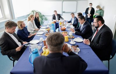 Am 24. Mai 2022 besuchte Bundesministerin Susanne Raab (2.v.l.) das Jüdische Berufliche Bildungszentrum in Wien. Im Bild mit dem Präsident der IKG Oskar Deutsch (2.v.r.).