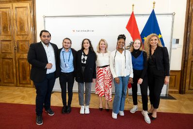 Am 30. Mai 2022 empfing Bundesministerin Susanne Raab (m.) eine Gruppe Schülerinnen und Schüler zu einem Gespräch.