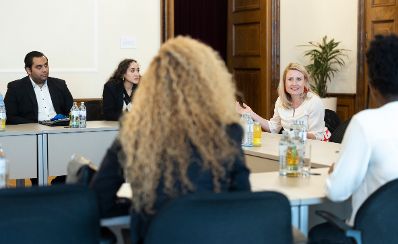 Am 30. Mai 2022 empfing Bundesministerin Susanne Raab (r.) eine Gruppe Schülerinnen und Schüler zu einem Gespräch.