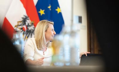 Am 30. Mai 2022 empfing Bundesministerin Susanne Raab (im Bild) eine Gruppe Schülerinnen und Schüler zu einem Gespräch.