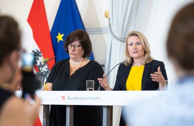 Am 25. Juli 2022 fand die Präsentation des Integrationsberichts 2022 statt. Im Bild Bundesministerin Susanne Raab (r.) und die Vorsitzende des Expertenrats für Integration Katharina Pabel (l.)