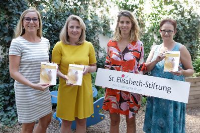 Am 25. Juli 2022 besuchte Bundesministerin Susanne Raab (im Bild) die Familien-, Rechts- und Schwangerenberatungsstelle der St. Elisabeth-Stiftung - Erzdiözese Wien.