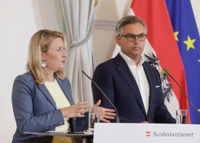 Am 2. August 2022 gab Bundesministerin Susanne Raab (l.) gemeinsam mit Bundesminister Magnus Brunner (r.) eine Pressekonferenz zum Startschuss für Sonder-Familienbeihilfe des Anti-Teuerungspakets.