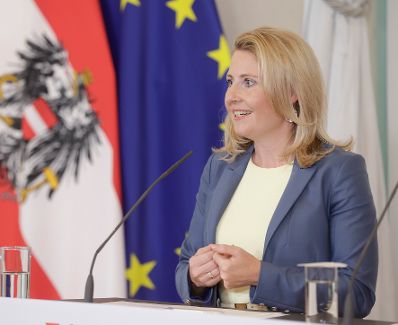 Am 2. August 2022 gab Bundesministerin Susanne Raab (im Bild) gemeinsam mit Bundesminister Magnus Brunner eine Pressekonferenz zum Startschuss für Sonder-Familienbeihilfe des Anti-Teuerungspakets.